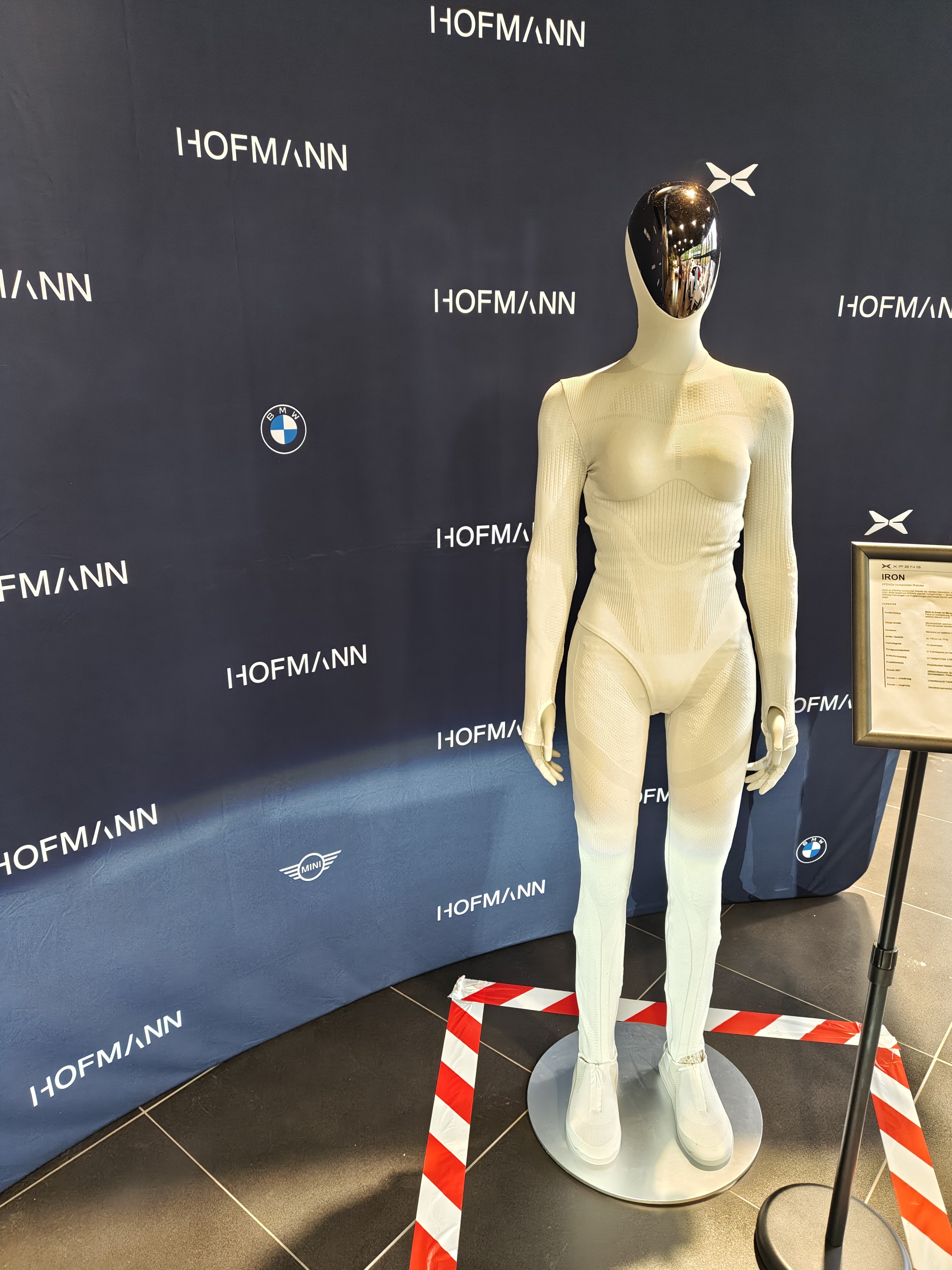 img20261010102940.jpg {xpeng humanoide roboter iron}